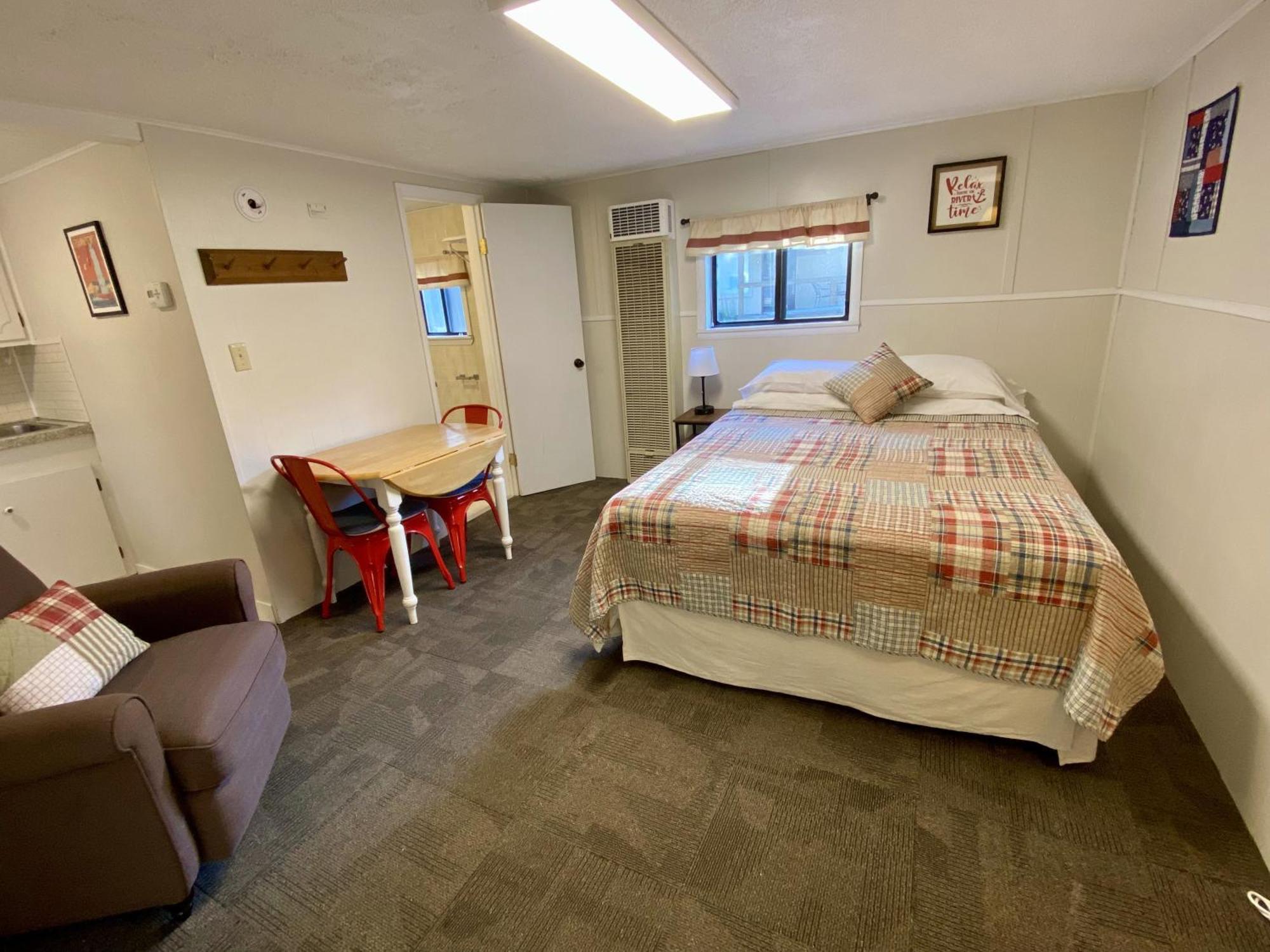 Betsie Riverside Resort Benzonia Extérieur photo